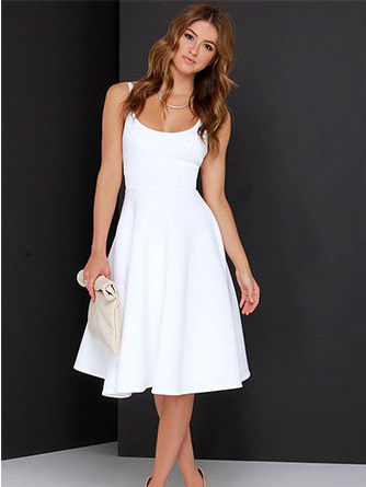 正方形のクラッチバッグを持つ白いドレス