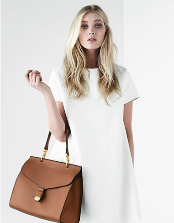 ハンドバッグと白いドレス